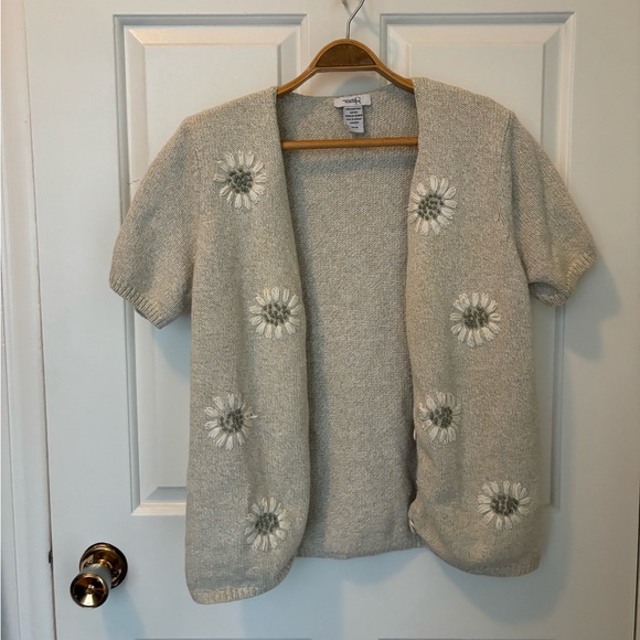 Cute Northern Reflections Flower Embroidered Short Sleeve Cardigan - Picture 2 of 4